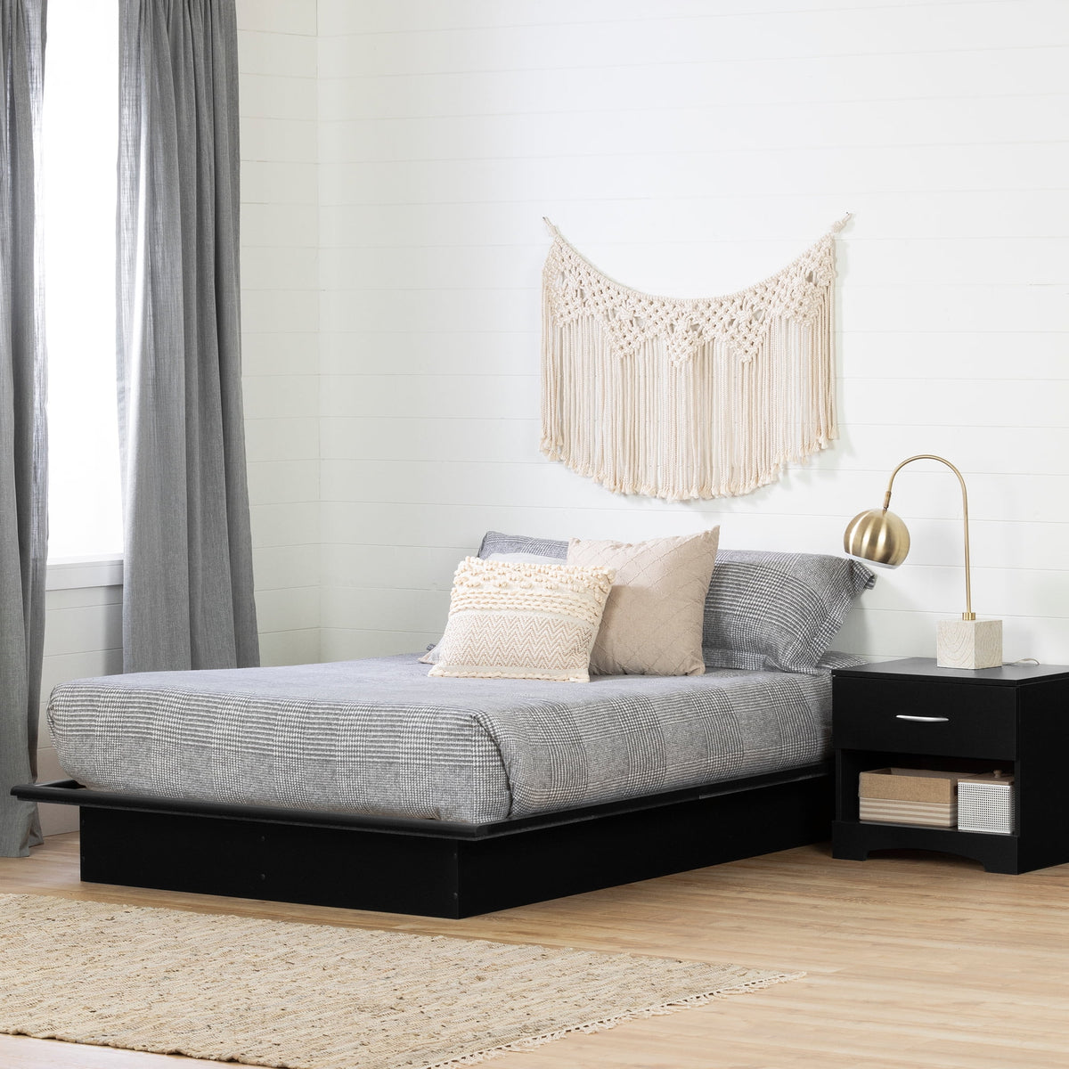 Platform Bed with Molding Pure Black Full P818