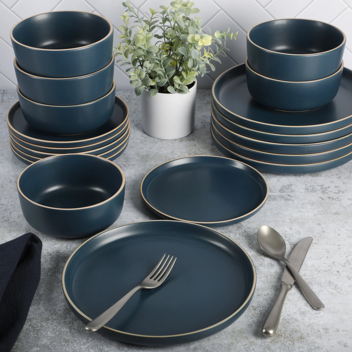 18 Piece Dinnerware Set T196290
